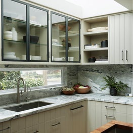 CRISP CONTEMPORARY KITCHEN