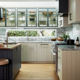 CRISP CONTEMPORARY KITCHEN