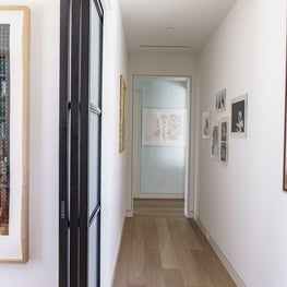 Warm materials and modern details in a new beach house