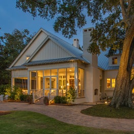 Classic Upscale Waterfront Cottage with Commanding View