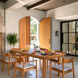 Minimal Outdoor Dining Area