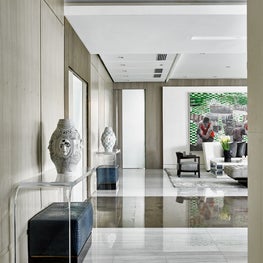 Art Collector's apartment Panama / Entry foyer