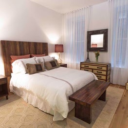 Spice Warehouse, New York- Industrial guest bedroom 