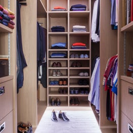 Walk in wardrobe, Butlers Wharf London, bespoke joinery design