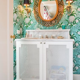 Seattle. Bath with Adelphi Paper Hangings wallpaper and mirror by Franco Albini.