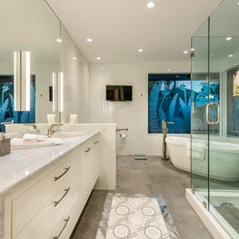 Florida Residence for Contemporary Painting and Art Glass Collectors