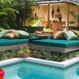 Pool oasis with Tiki hut : small Floridian home makes a major statement