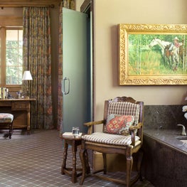 Comfortable, luxury mountain bathroom.