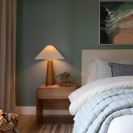 Warm & Cozy Guest Room