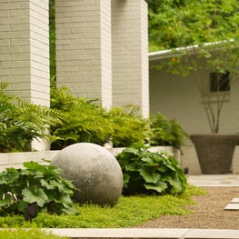 Atlanta - Mid-Century Courtyard Garden