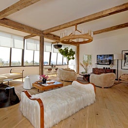 Cozy Living Room - Sunset Roundabout 