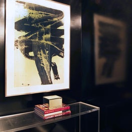 Gorgeous entrance hall with black wallpaper and ceiling