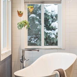 Modern Master Suite - Bathtub