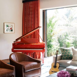 Red piano, vintage beams, leather chairs, vintage table