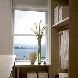 A graceful pied-a-terre at a historic address in Chicago