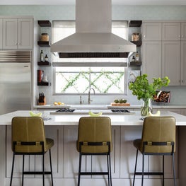 Portfolio: Modern kitchen with cactus-colored stools