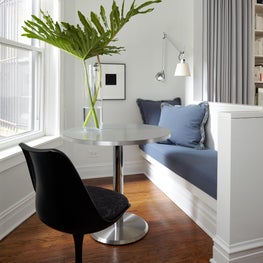 Lincoln Park Residence Breakfast Area with a Knoll Saarenin Tulip Chair.