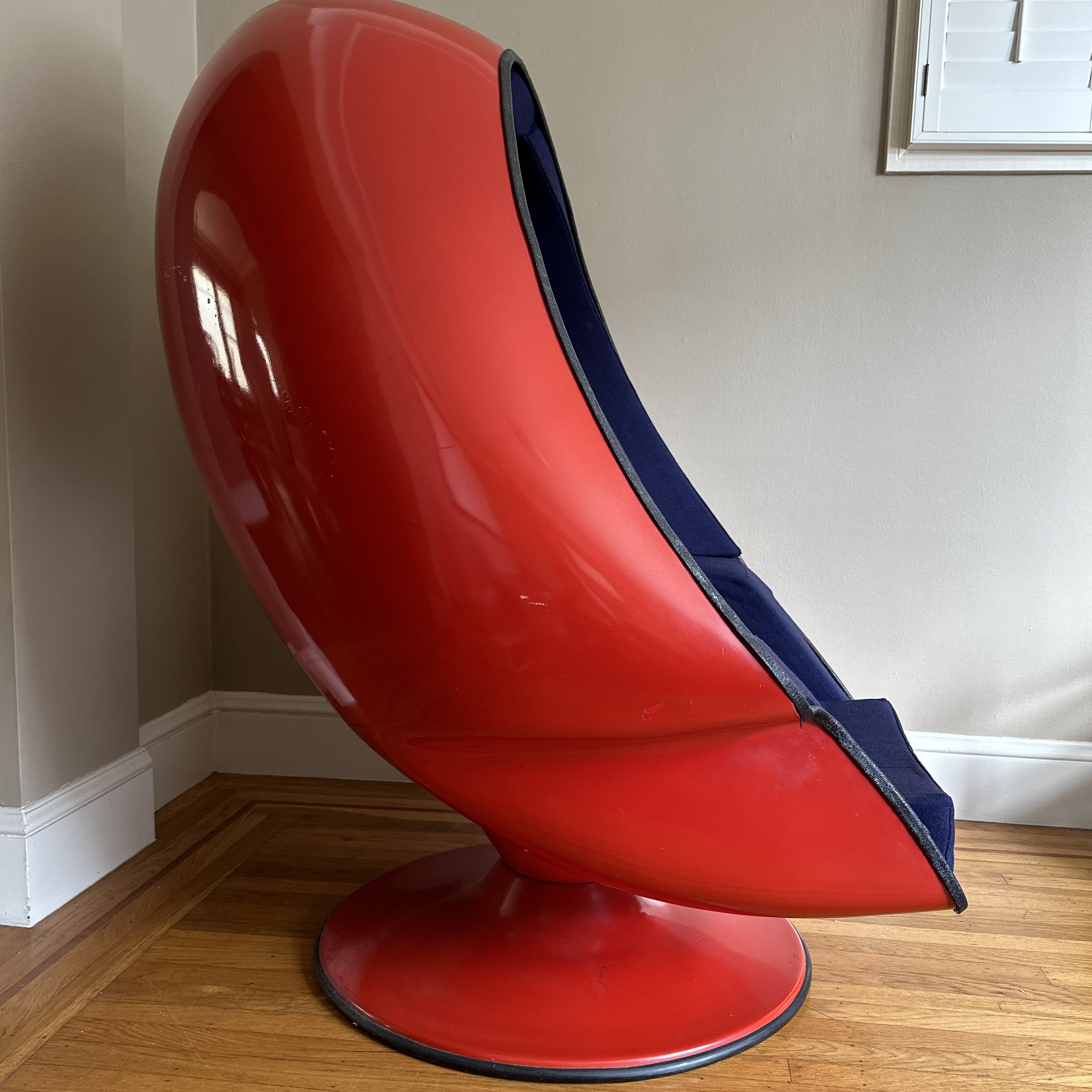 Vintage egg chair with speakers hot sale