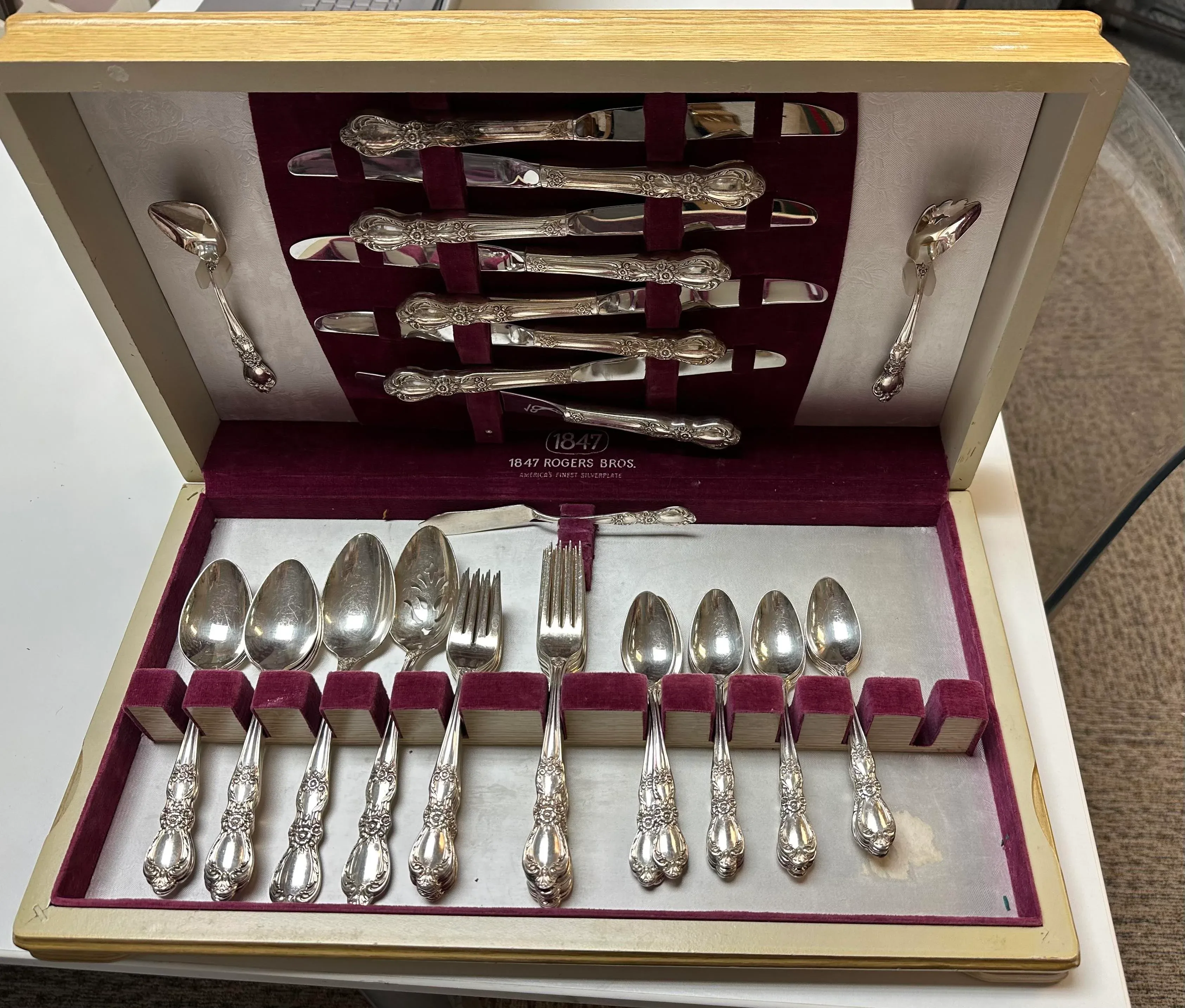 1847 Rogers Bros. Silverplate Flatware 48 pc Silverware Set in Chest