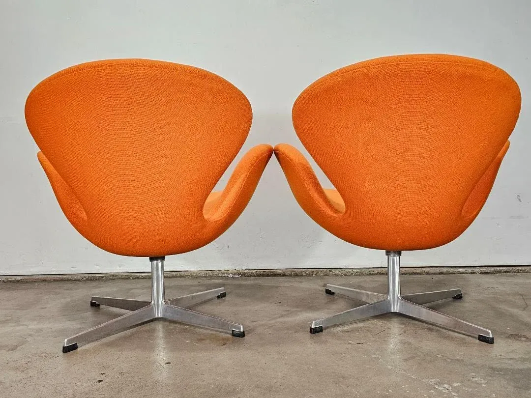 1960s Early Edition Swan Chairs by Arne Jacobsen for Fritz Hansen