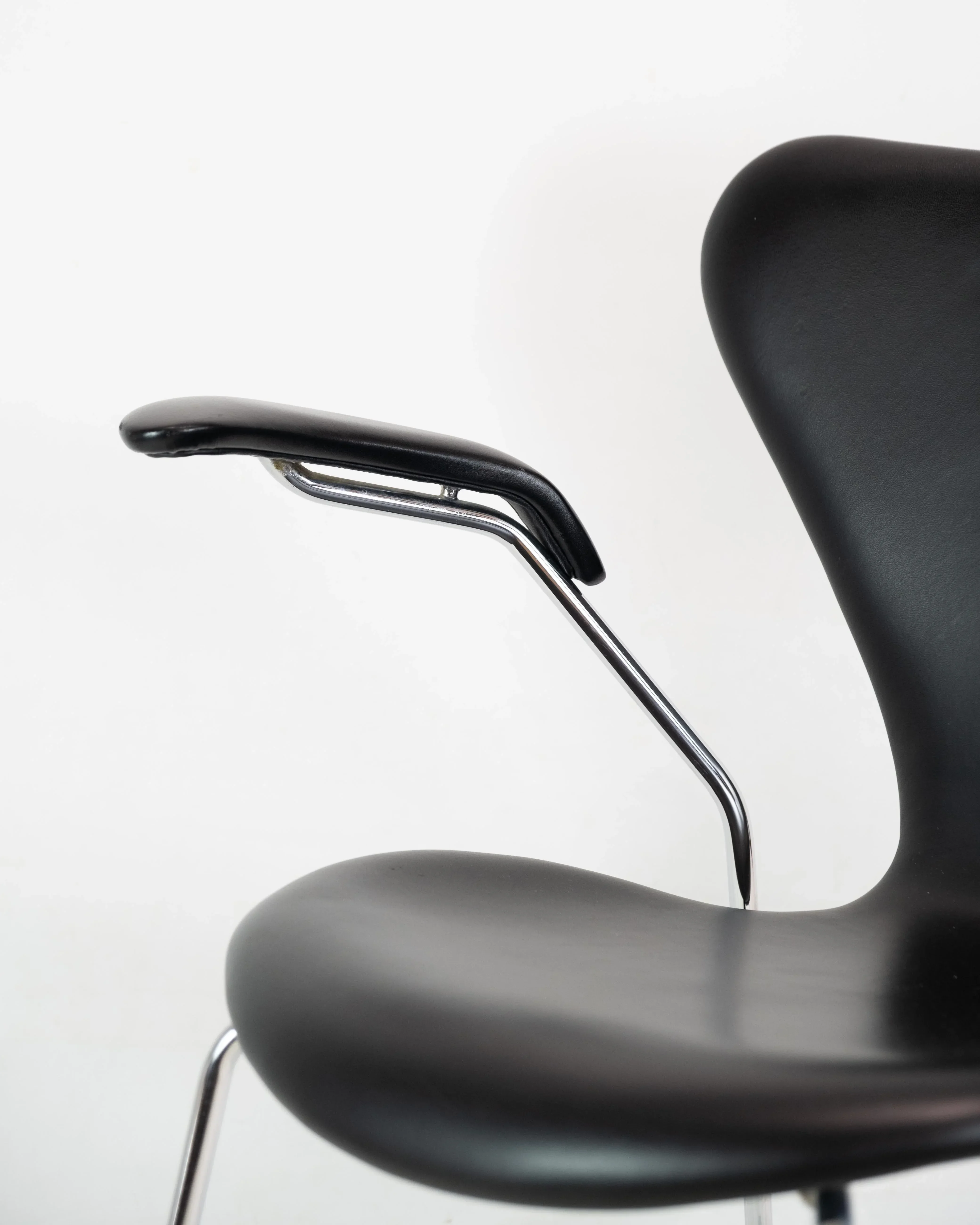 Arne Jacobsen Arm chair model3207 1960's