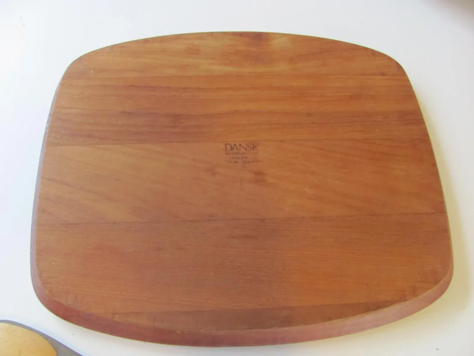 Very Nice 14” Brown/White Tile on Wooden Cutting Board. Wine Cheese Team