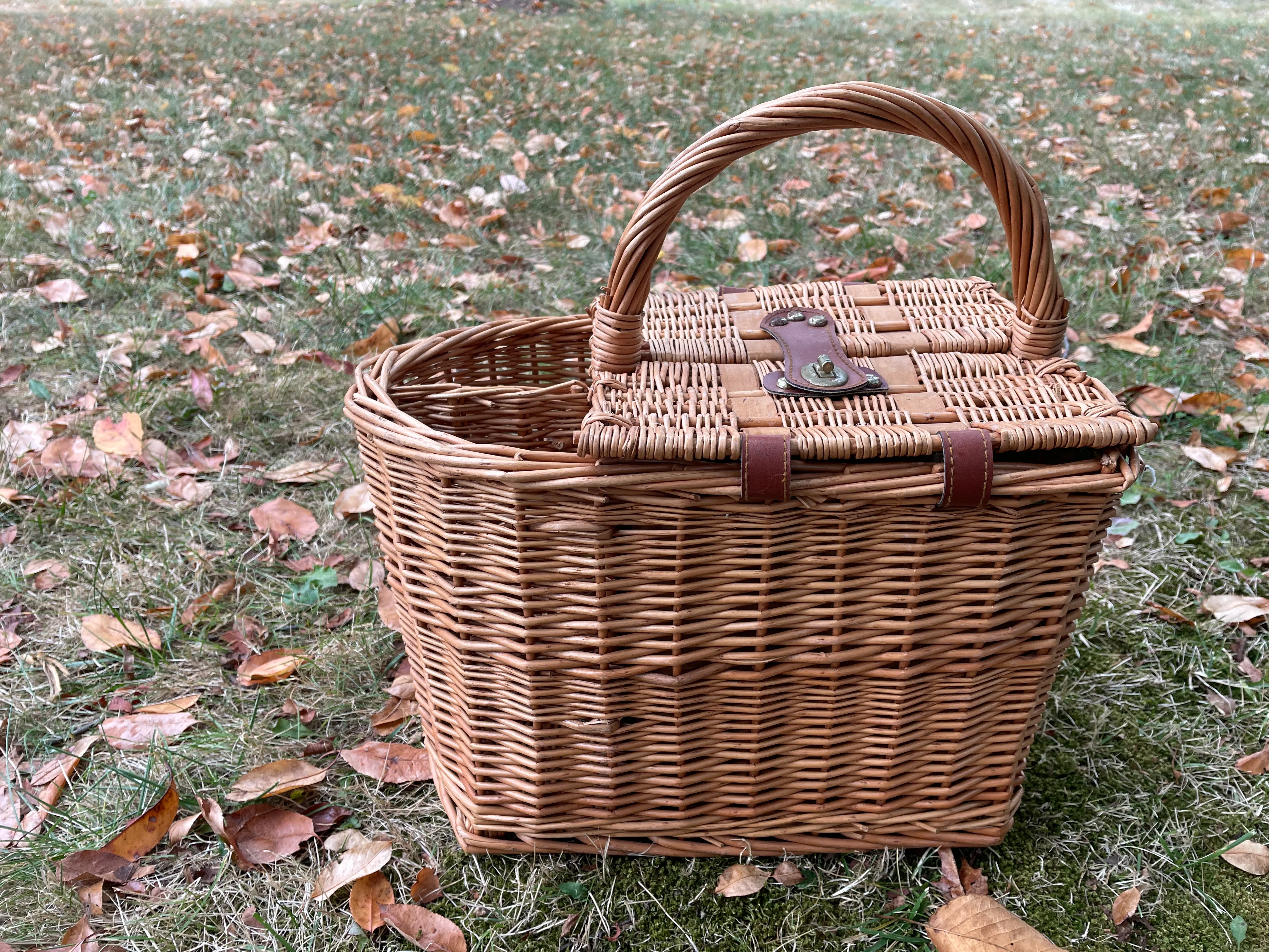 Vintage Picnic Basket Wicker With 2 Wine Bottle Compartments