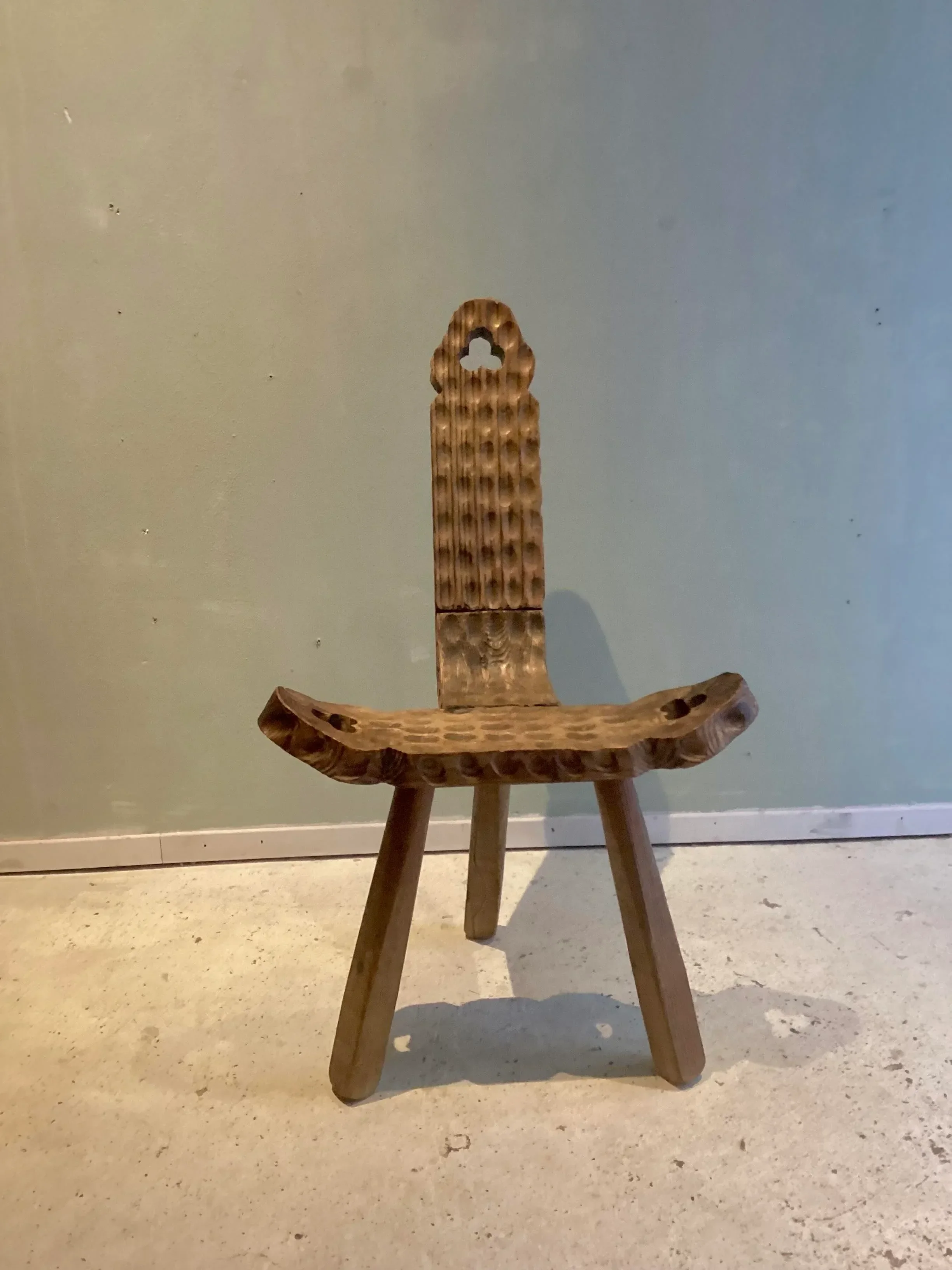 家具 Spanish Brutalist Chair in Wood, 1960s Spanish Brutalist Chair in Wood, 1960s for sale at Pamono
