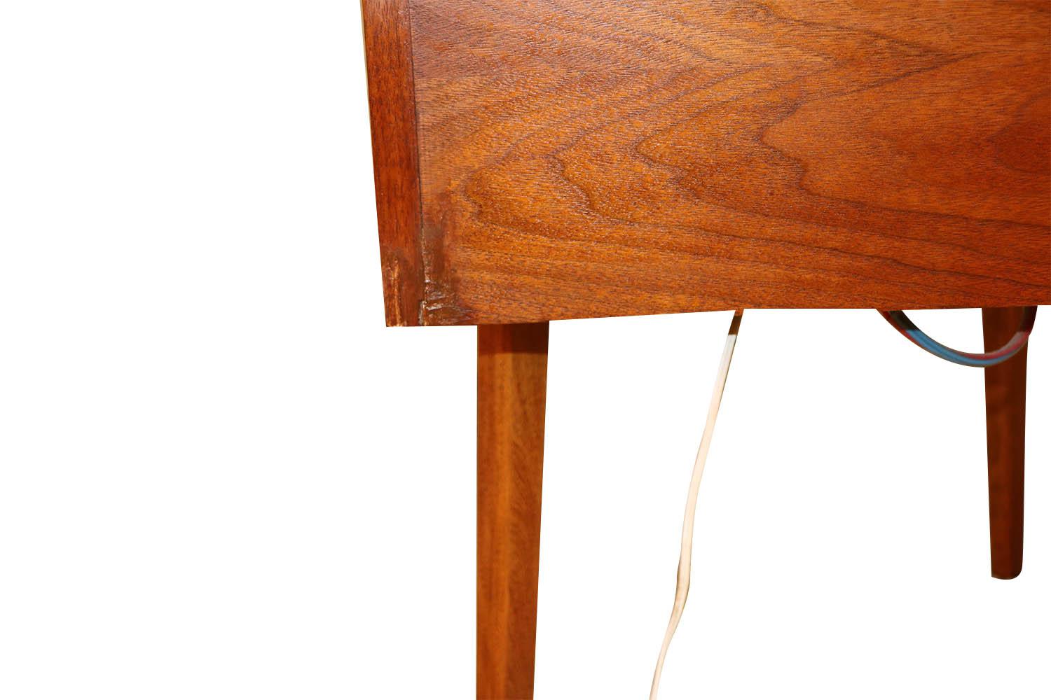 HL WOOD TABLE JERRY'S ORIGINAL ウォールナット Solid Wood Bedside Table | Carlton Bedside Table – Simpli Home