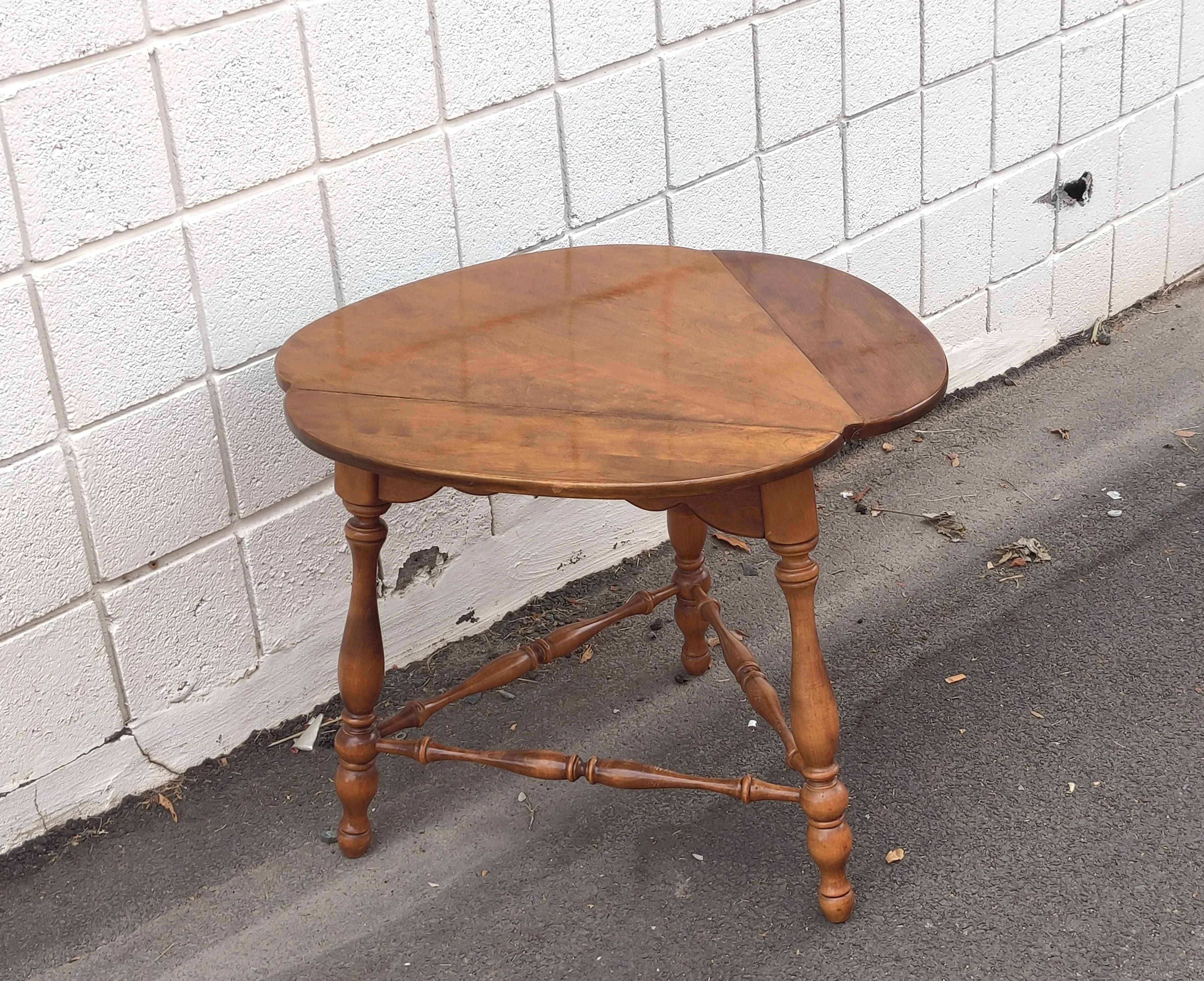 Ethan Allen Solid Maple Brown Drop Leaf Clover Shape Accent Side