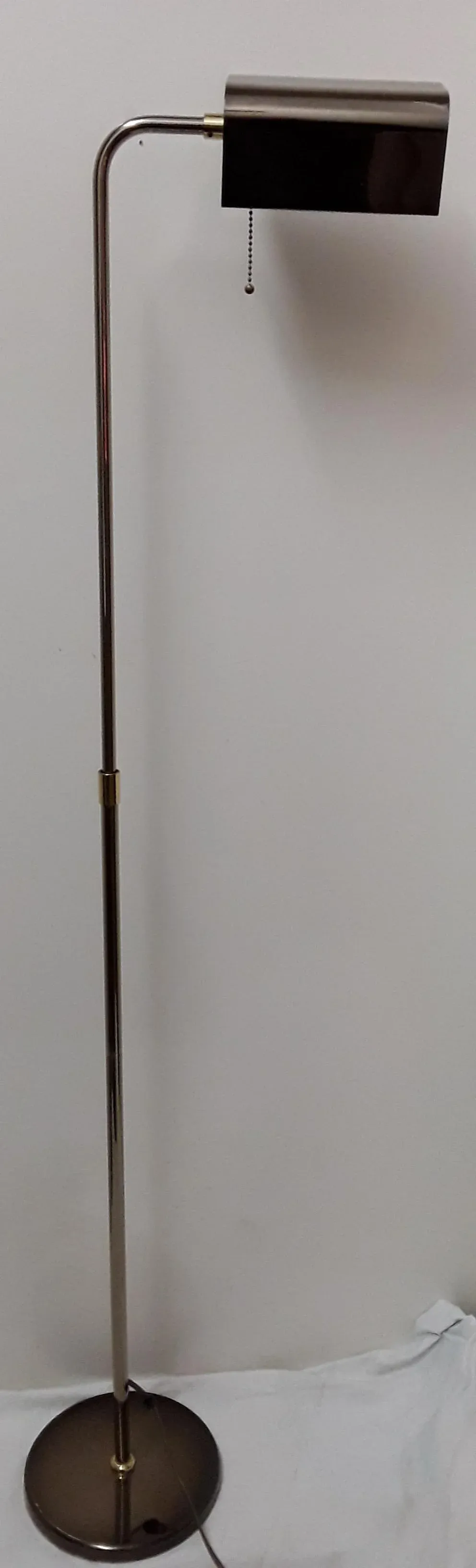 Height-Adjustable Floor Lamp with Swiveling Reflector Screen