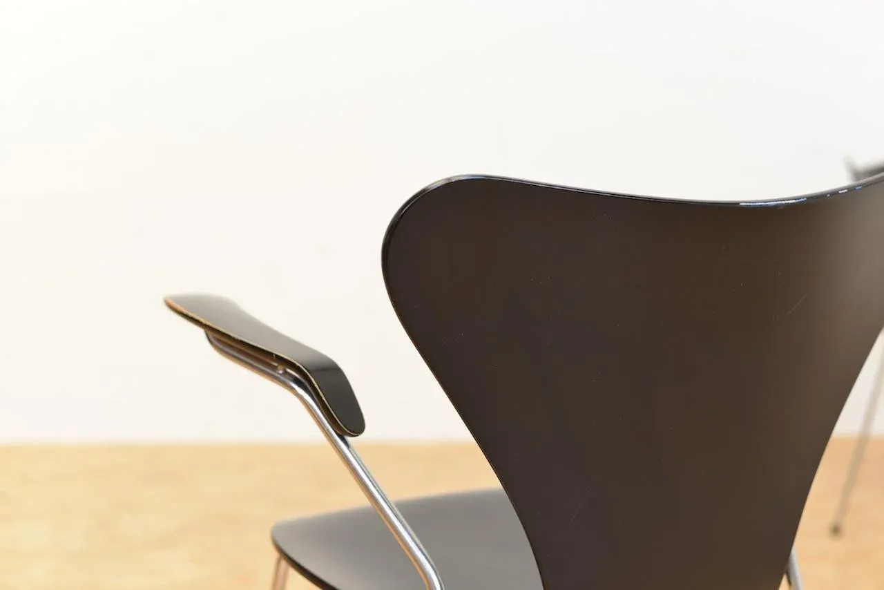 Hot Toys TMS042 Star Wars The Bad Batch Echo 1/6 Figure BRAND NEWModel 3207 Chair by Arne Jacobsen for Fritz Hansen, 1955