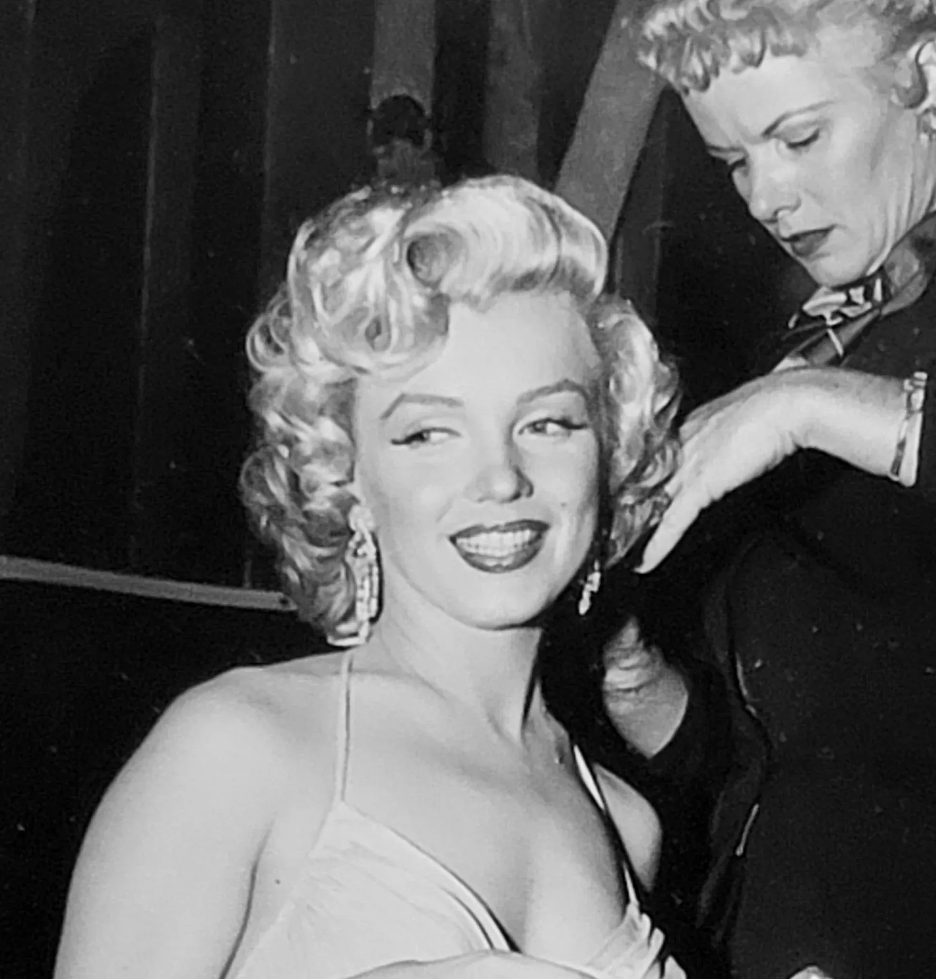 Marilyn Monroe on the Set Having a Haircut-Rare 1950s Photograph by Darlene  Hammond, image size:1930x2019