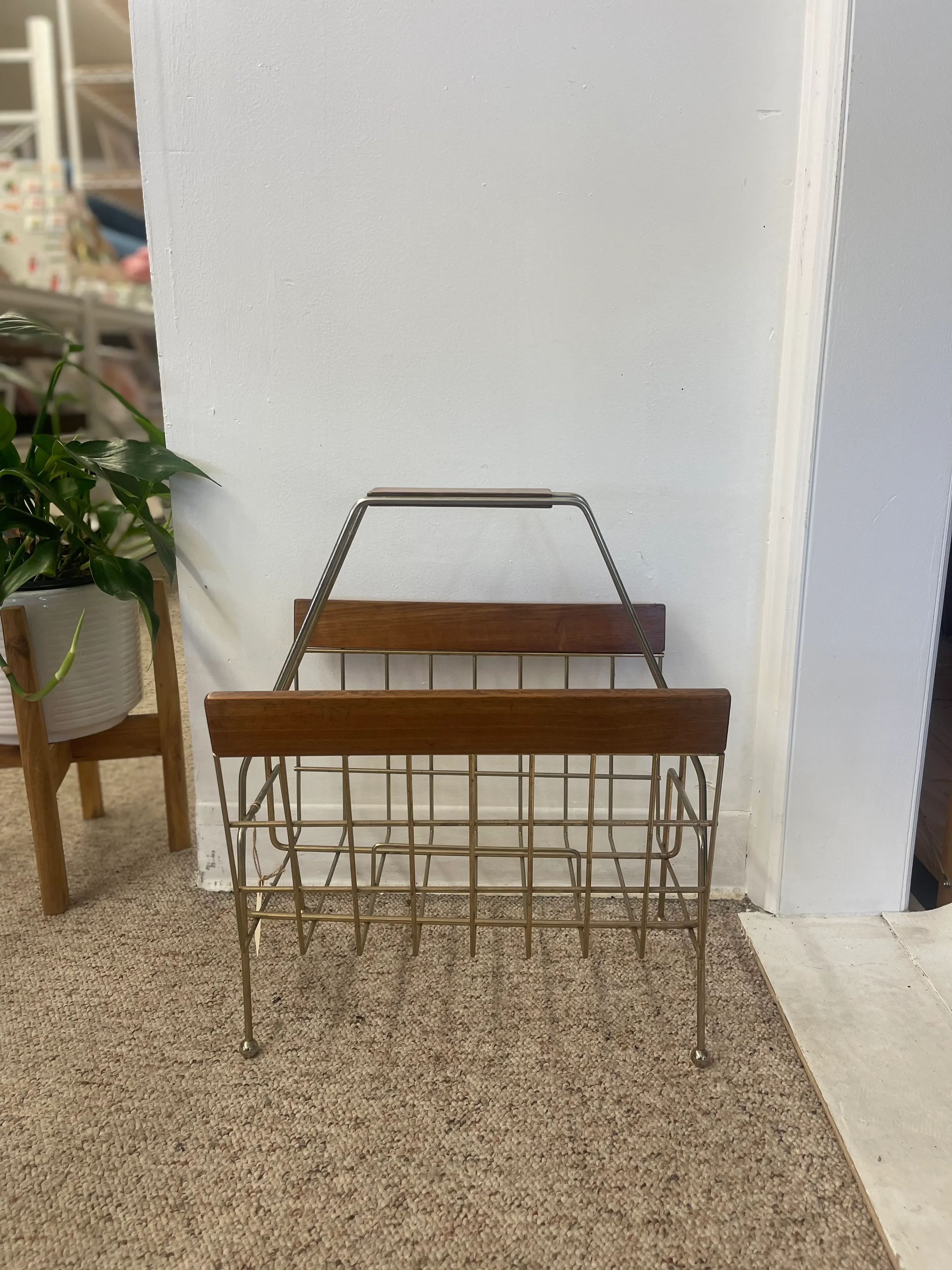 イギリス製　1960s マガジンラック　mid-century 1960s Mid-Century Modern Brass Toned Wire and Wood Magazine Rack