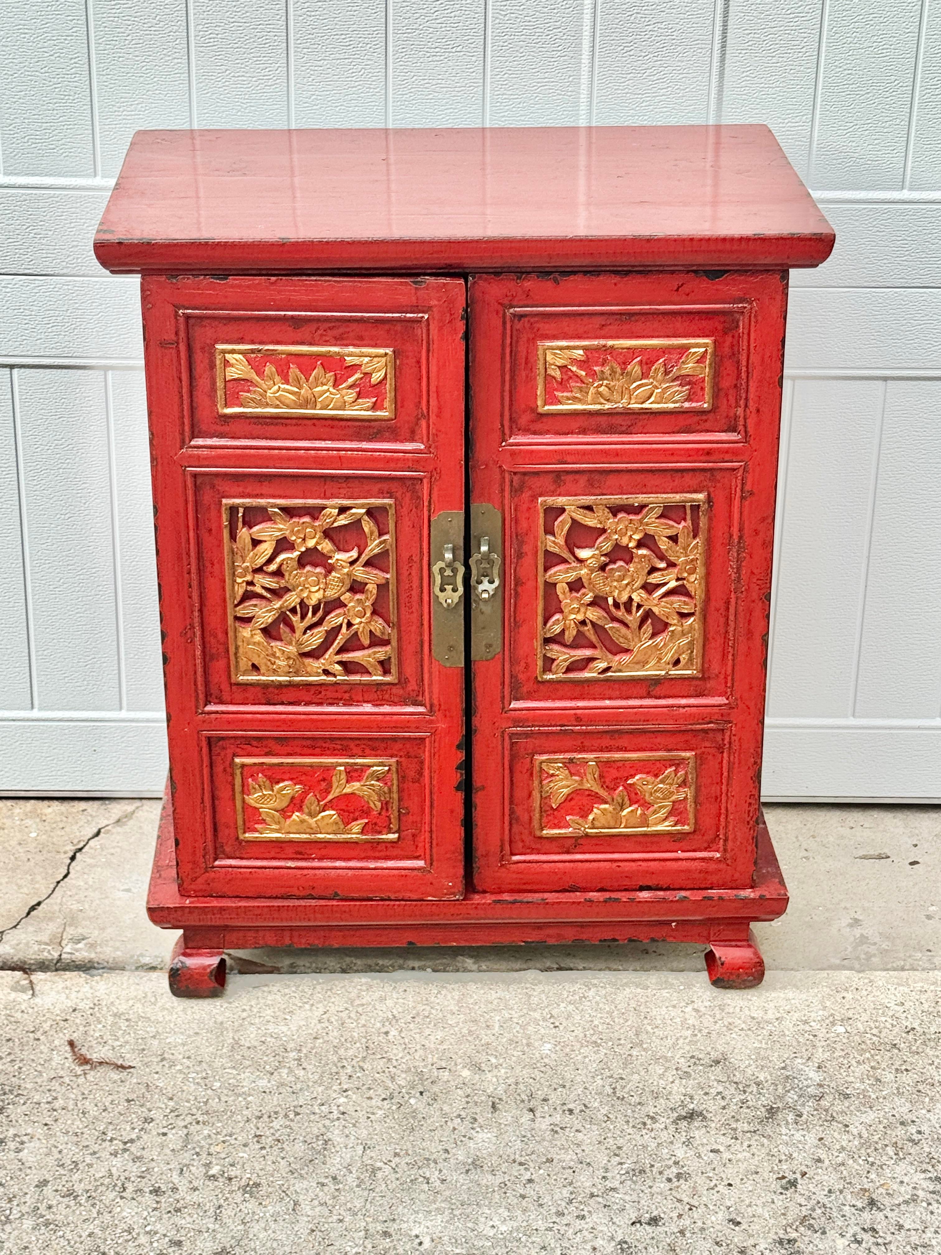 n*e様 ビンテージ　RED  　置き物 vintage-red-lacquered-oriental