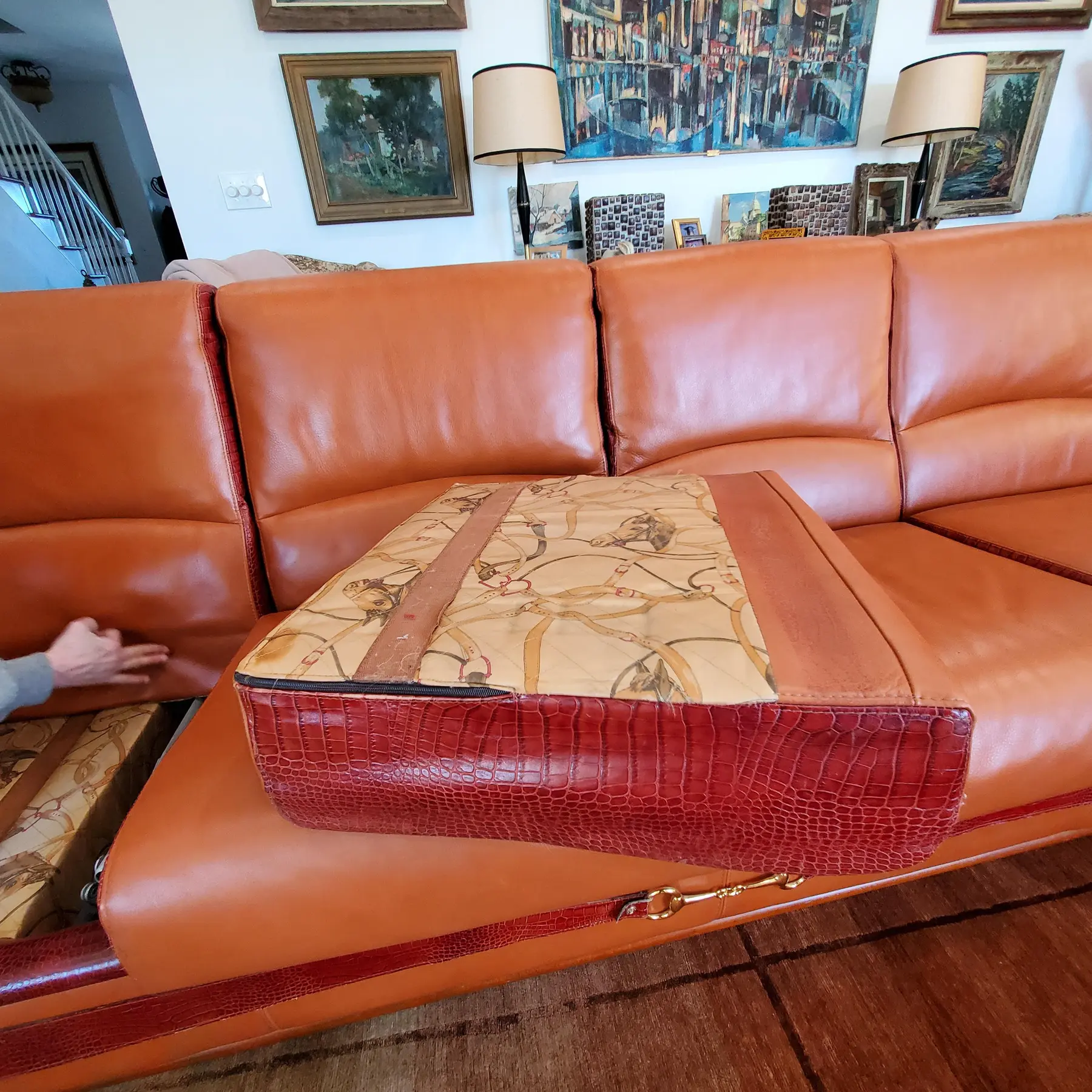 GMIS71C○Formitalia / フォルミタリア PAOLO GUCCI 1980s Vintage Formitalia Paolo Gucci Leather Sofa | Chairish