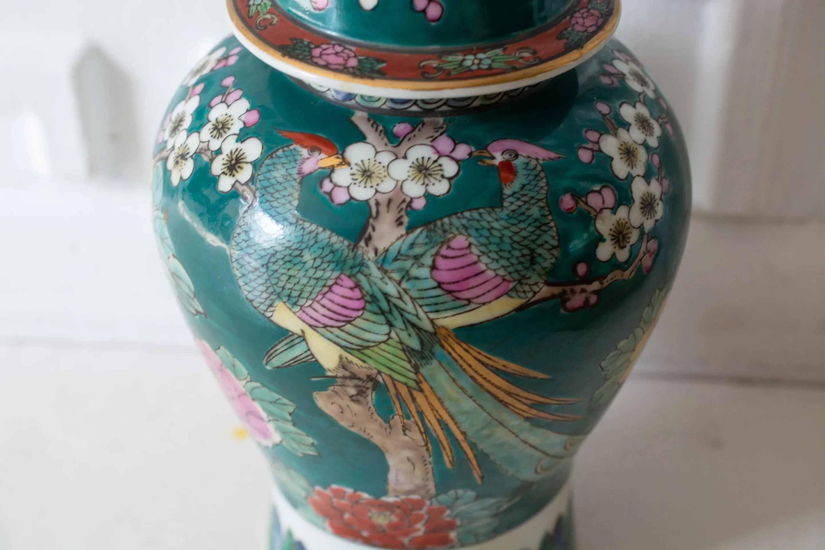 1980s Vintage Chinoiserie Goldimari Hand-Painted Jade Green Birds Ginger Jar