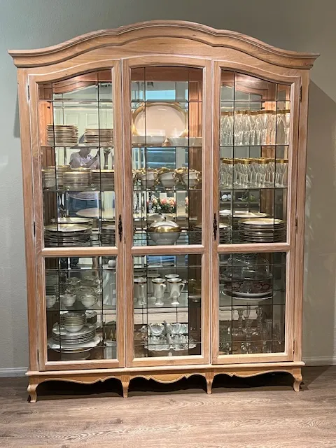 1980s Breakfront China/Curio Cabinet With Leaded Glass Doors and