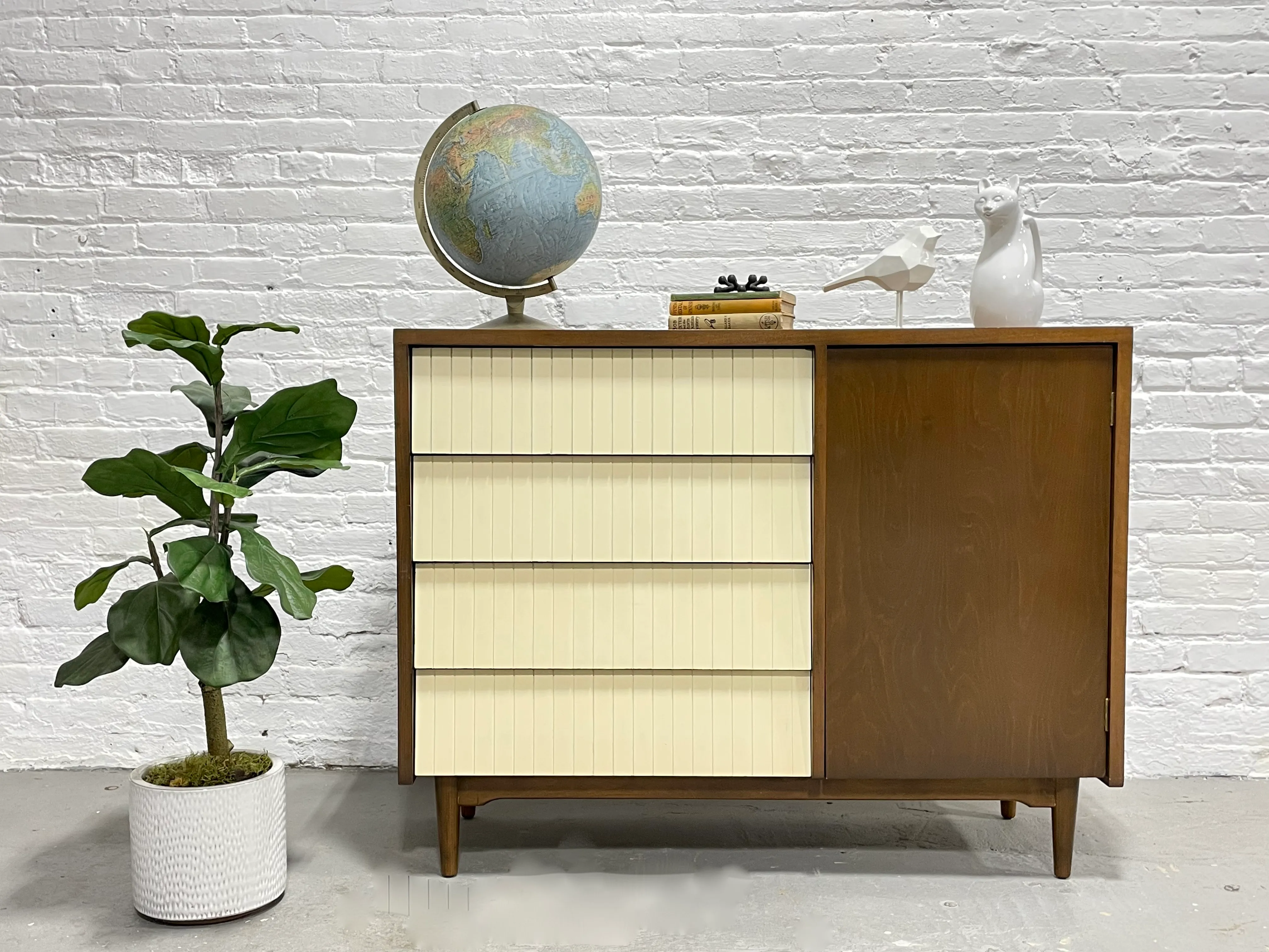 NASTOYS Mid-Century PIERCE (SMALL)1個 Mid Century Modern Walnut + White Gentlemen's Chest