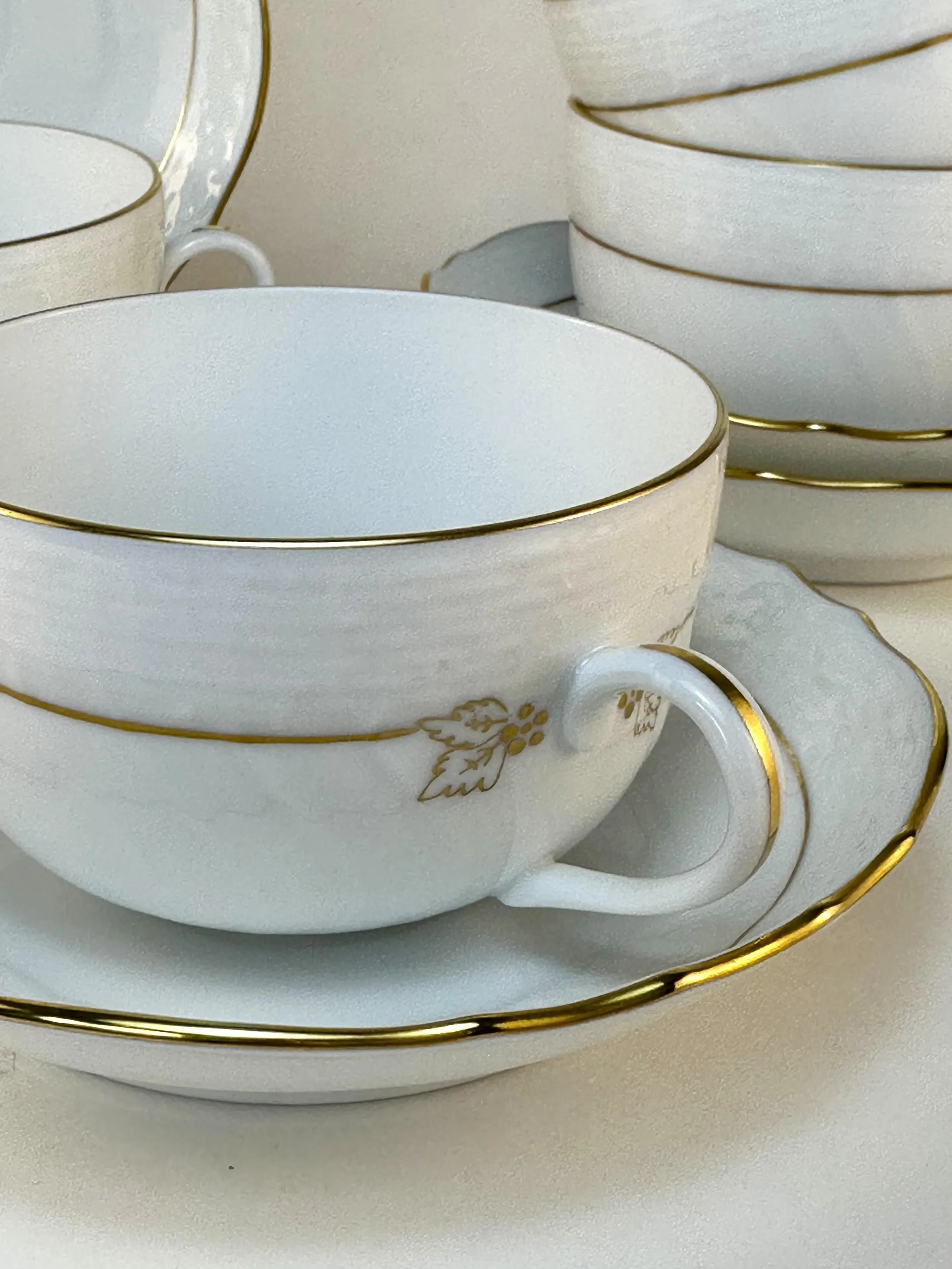 1980s Herend Golden Edge Dinner Cups & Saucers – Canton Shape