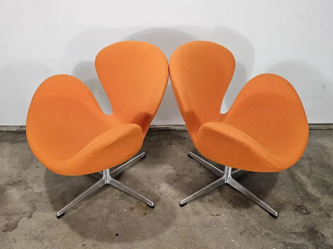 1960s Early Edition Swan Chairs by Arne Jacobsen for Fritz Hansen