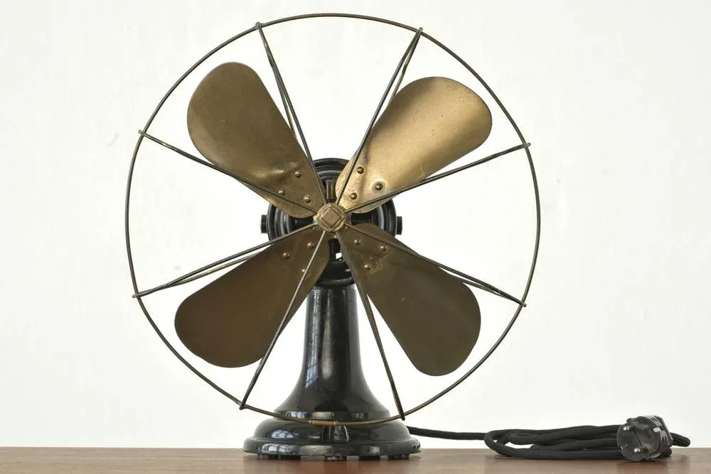 ヴィンテージバンドファンAEG BERLIN Wt 22 Table Fan by Peter Behrens for Aeg, Germany, 1909 | Chairish