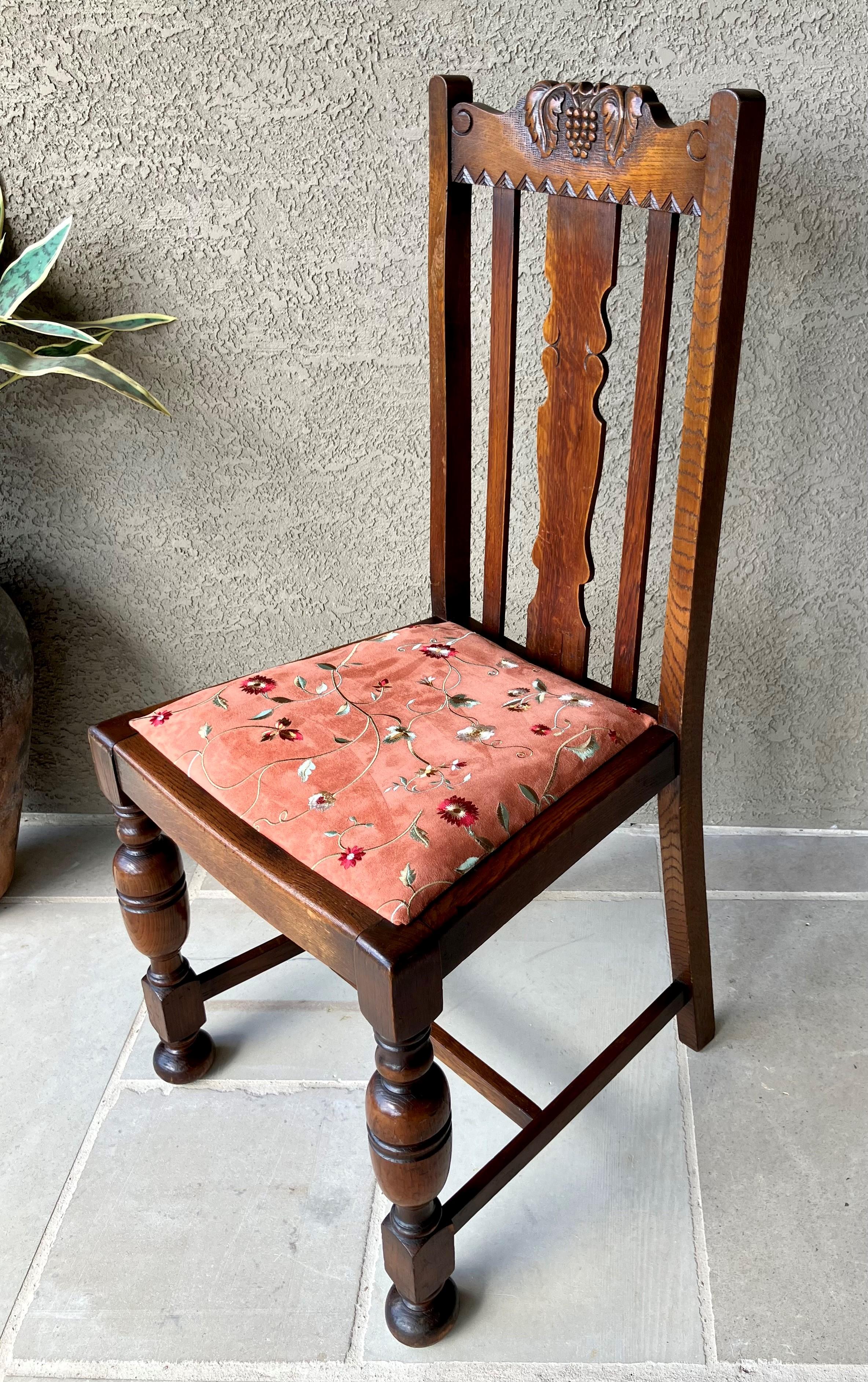 Early 20th-Century English Oak Jacobean-Style Carved Grape