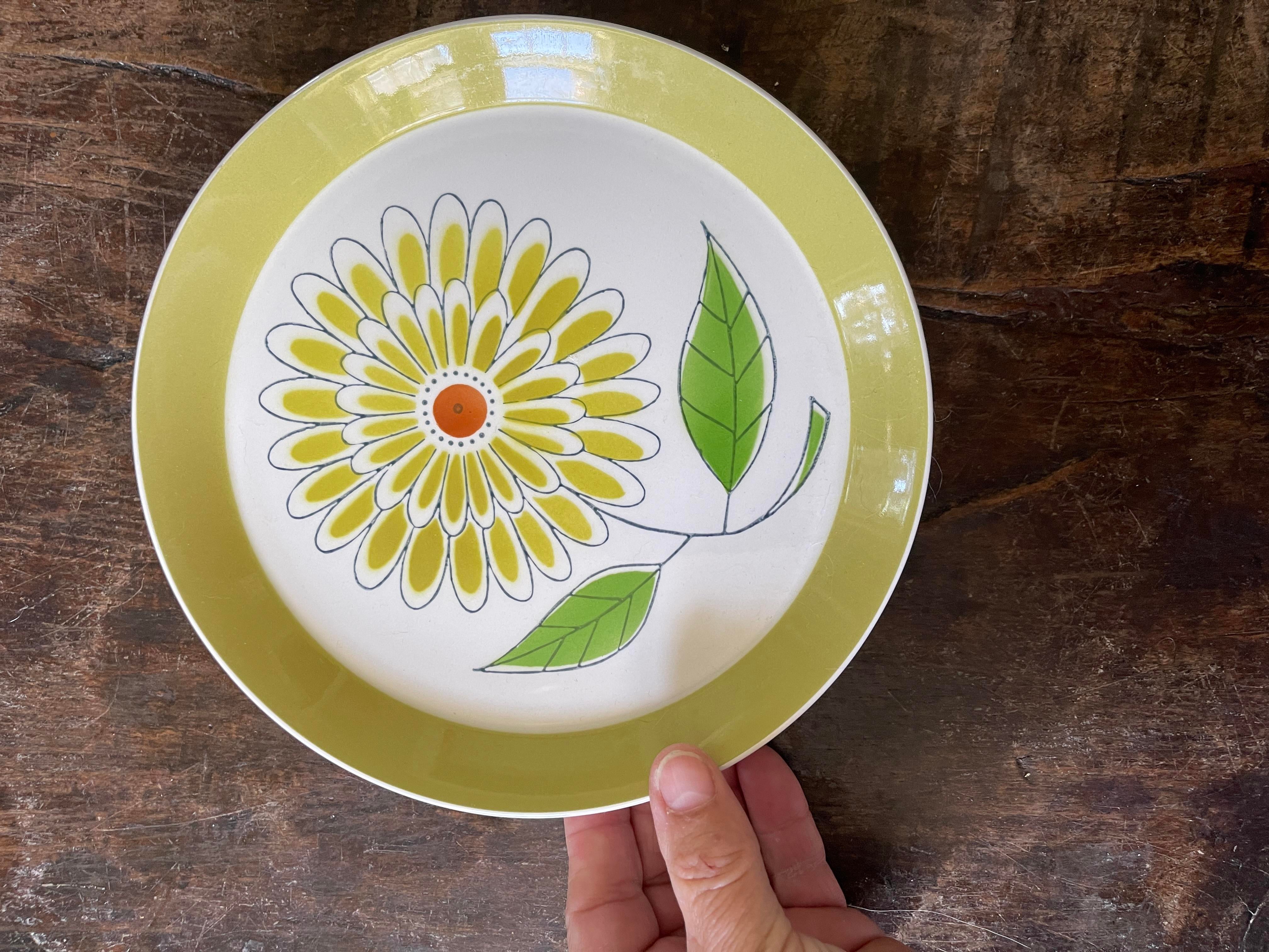 MIKASA　ディスプレイ　プレート 1960s Avocado Green Mikasa Plates in Duplex - Set of 5 | Chairish