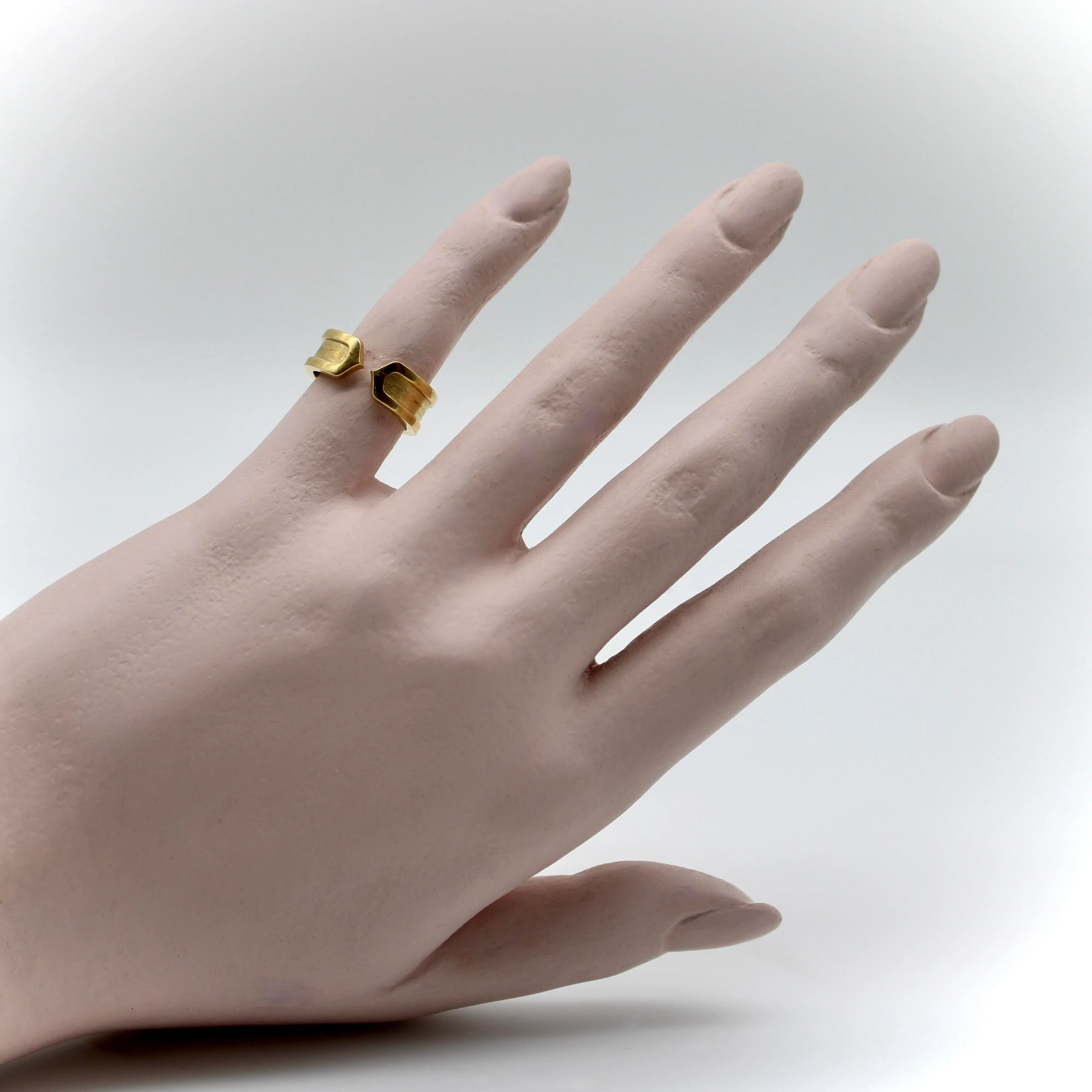 ◆VINTAGE◆【Cartier】2C C*ドゥ Vintage Cartier 18K Gold Double C Ring circa 2000. For Sale