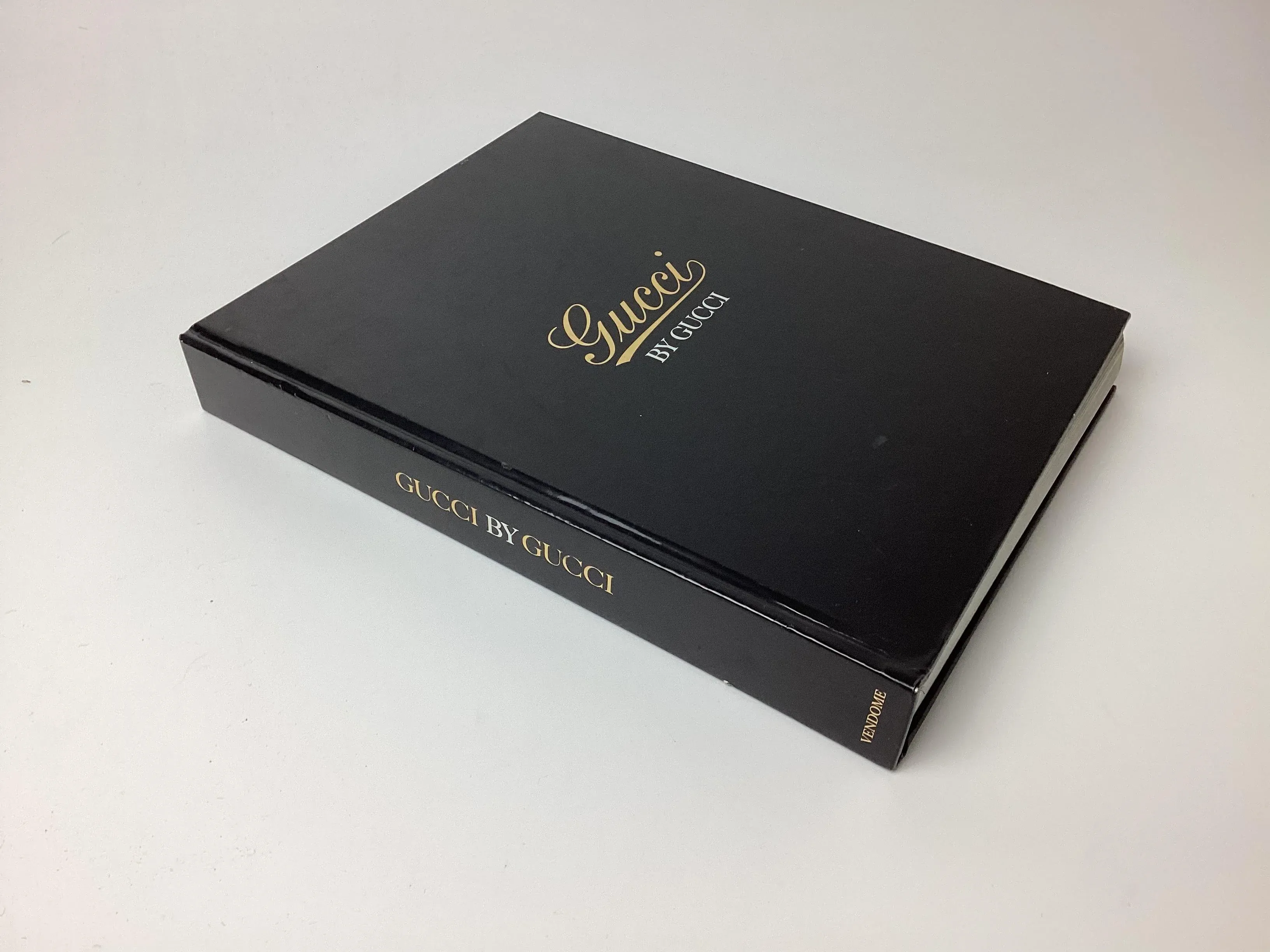 洋書 SARAH MOWER 85 Years of Gucci Gucci Gucci by Gucci: Mower, Sarah: 9780865651791: Amazon.com: Books