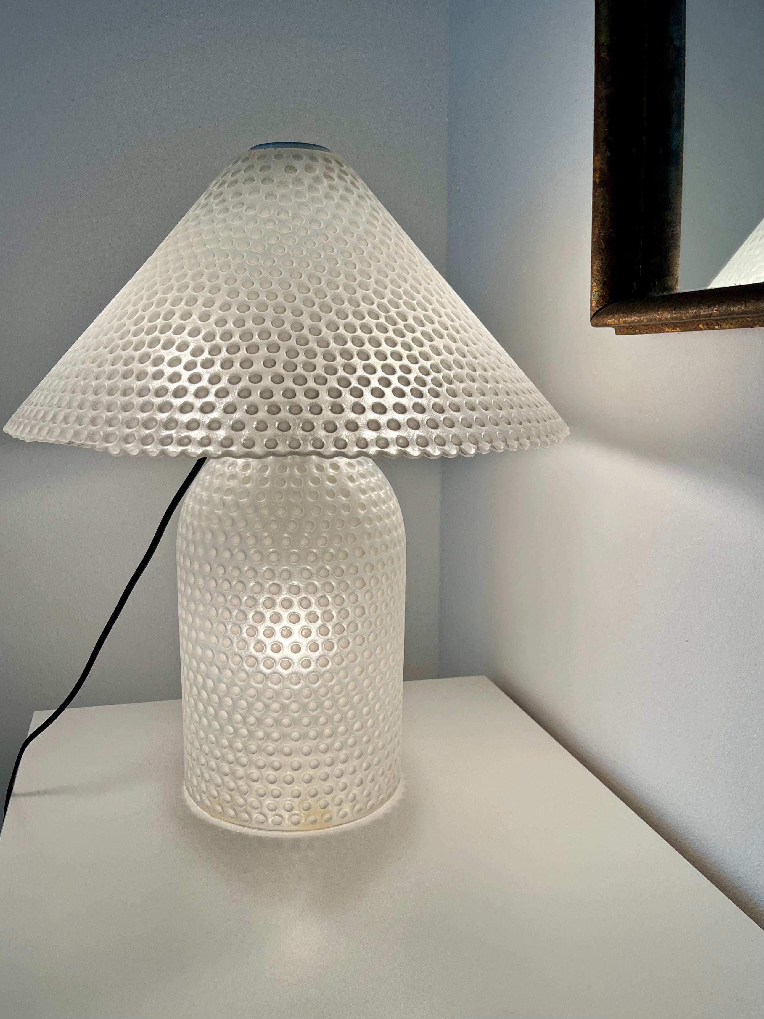 Mid-Century White Textured Glass Table Lamp from Peill  display picture 1