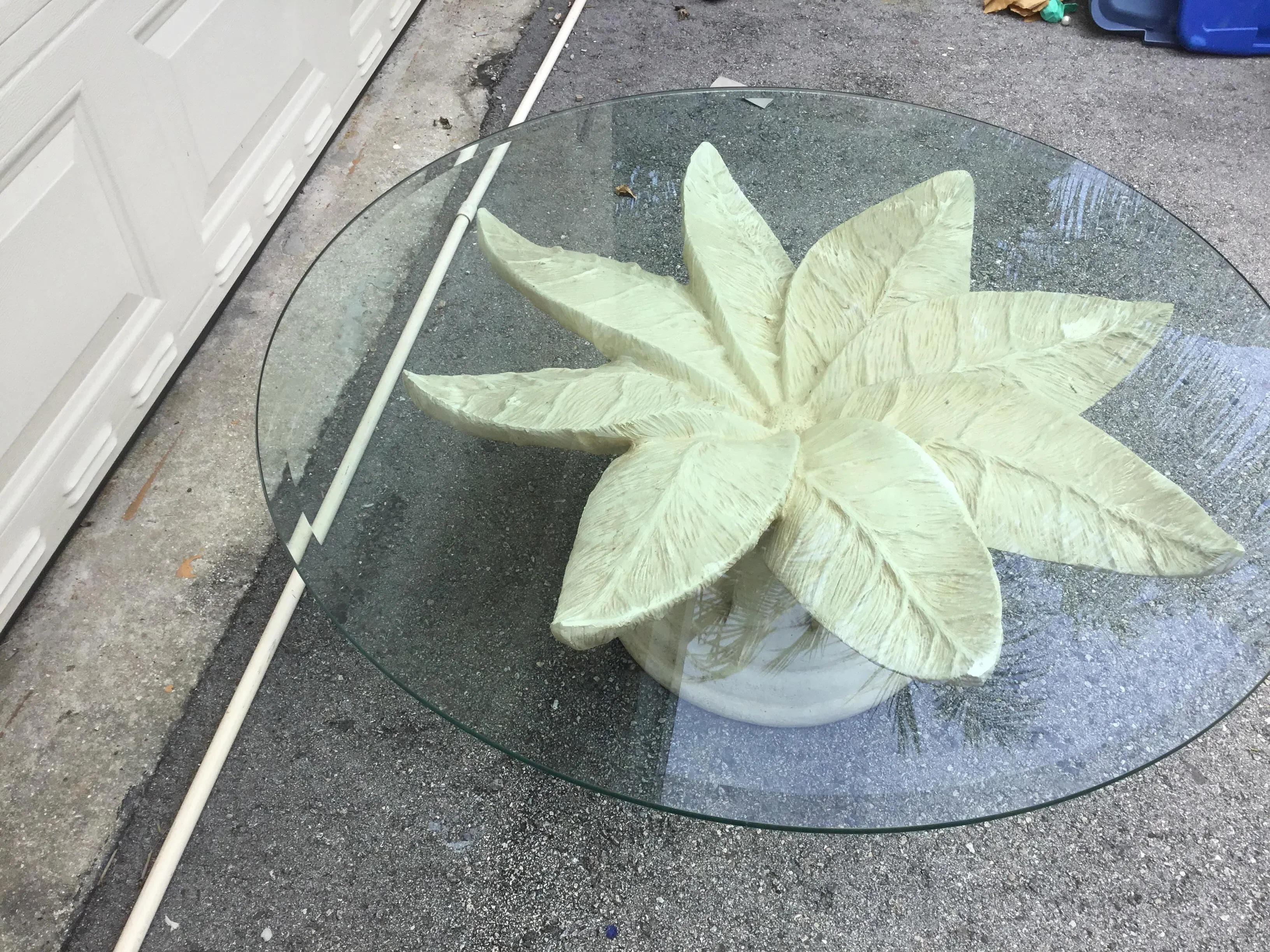 Harris Lebus / ガラストップ　ビンテージ　コーヒーテーブル 301 Vintage Flower Coffee Table With Glass Top | Chairish