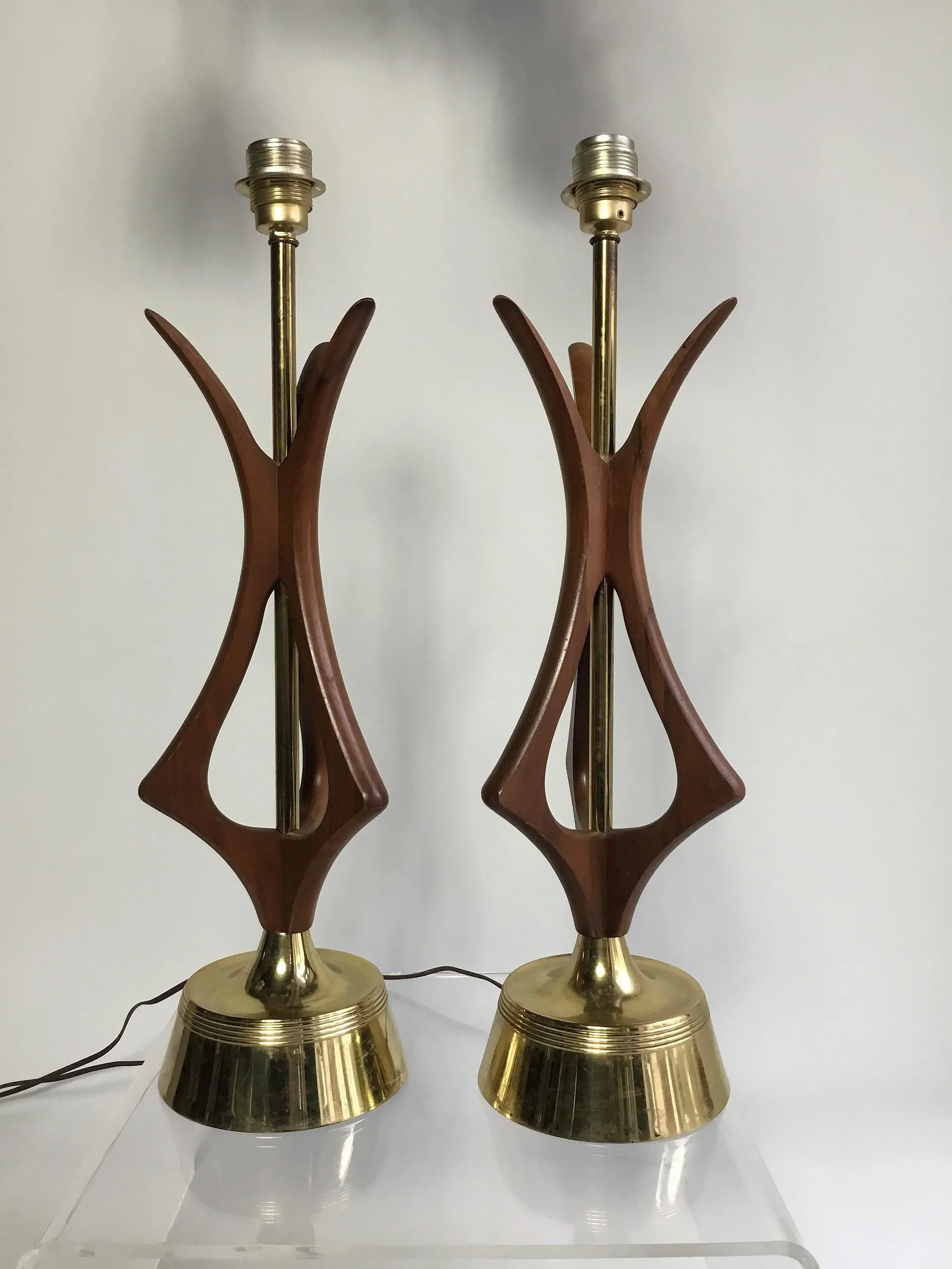 ヤンピー着用メルカリ内1点 Ｌ　pedestal DABbrrrsos Mid-Century Modern Walnut and Brass Table Lamps attributed to