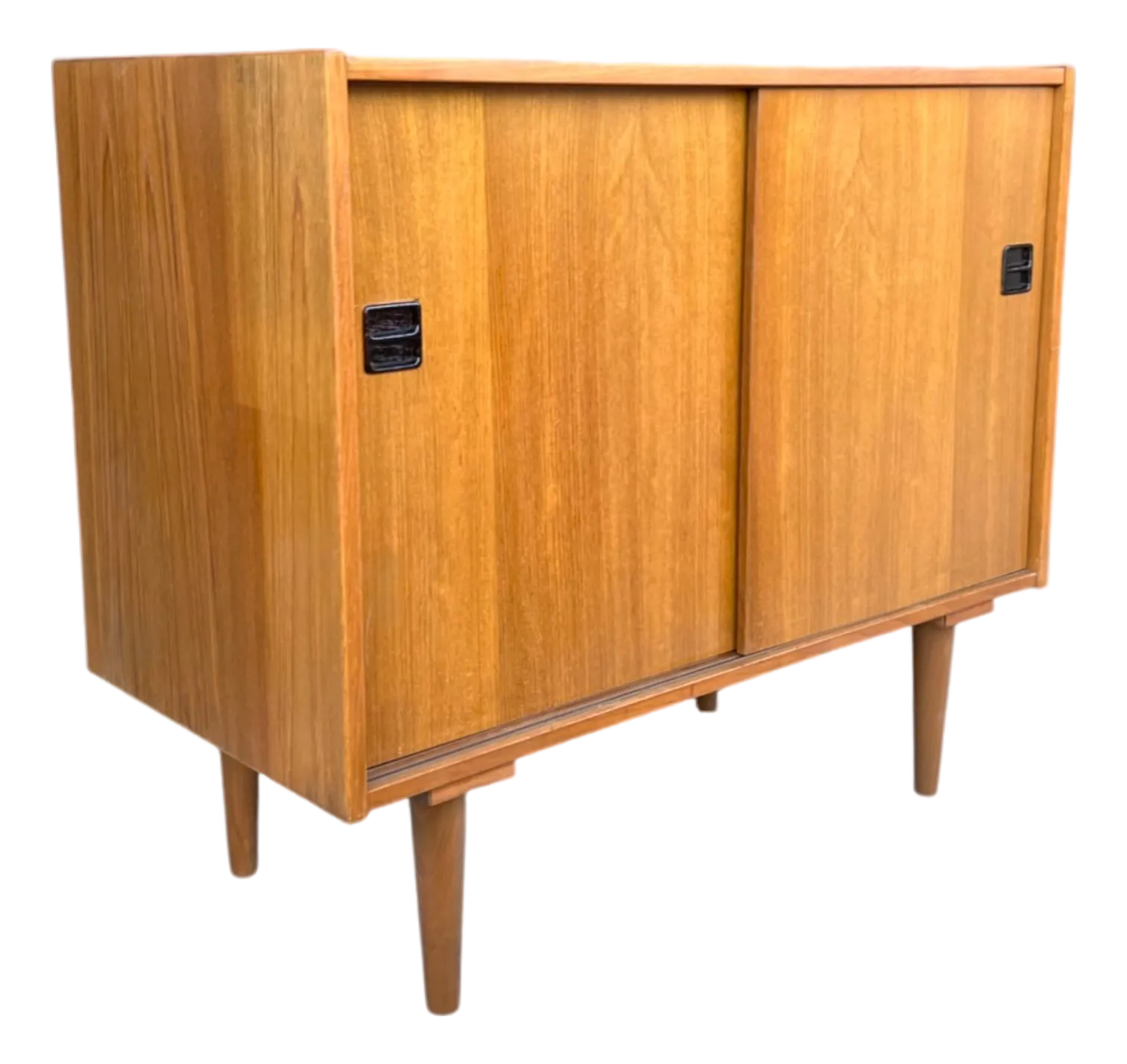 1960s Vintage Mid-Century Danish Teak Cabinet – Sliding Doors \u0026 Tapered Legs, image size:1512x1427